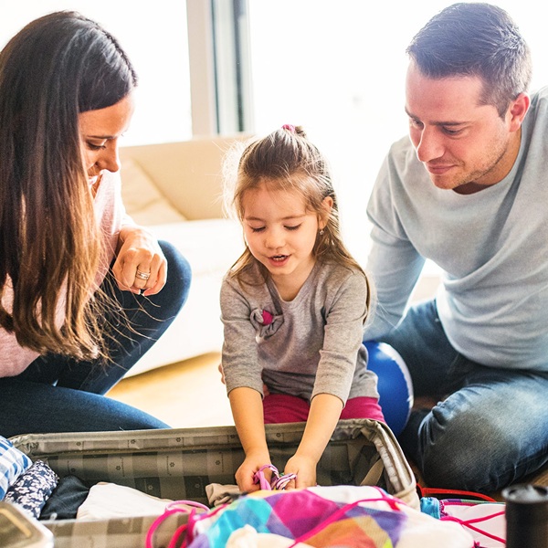 Otac i majka se igraju sa svojom kćerkom