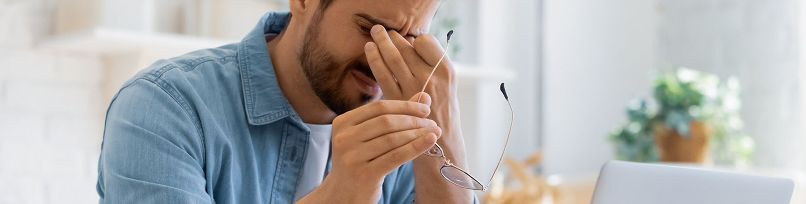 Čovjek je pod stresom zbog posla.