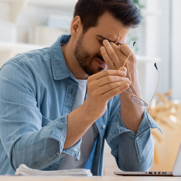 Čovjek je pod stresom zbog posla.