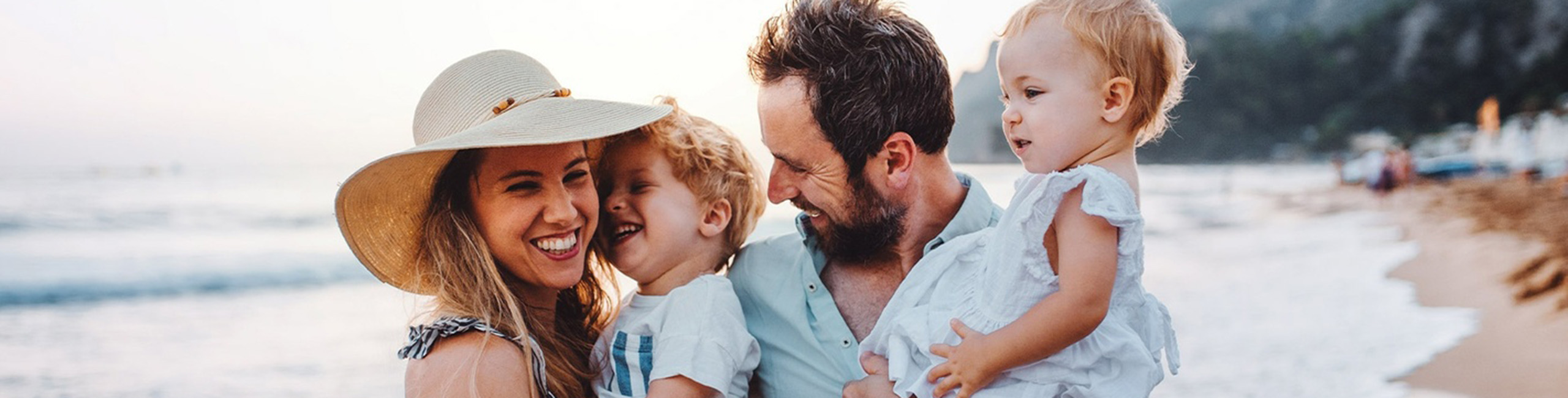 Mlada porodica na odmoru, prazniku.