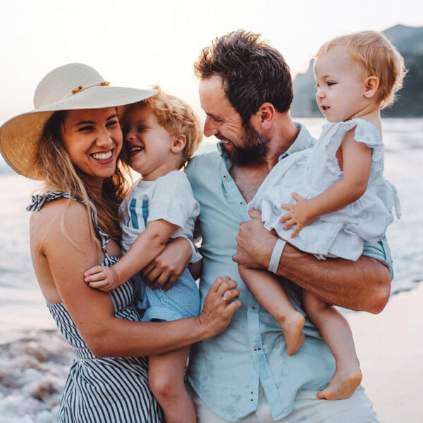 Mlada porodica na odmoru, prazniku.