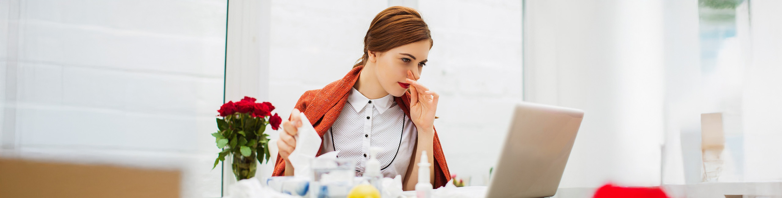 Bolesna žena sa prehladom u kancelariji.