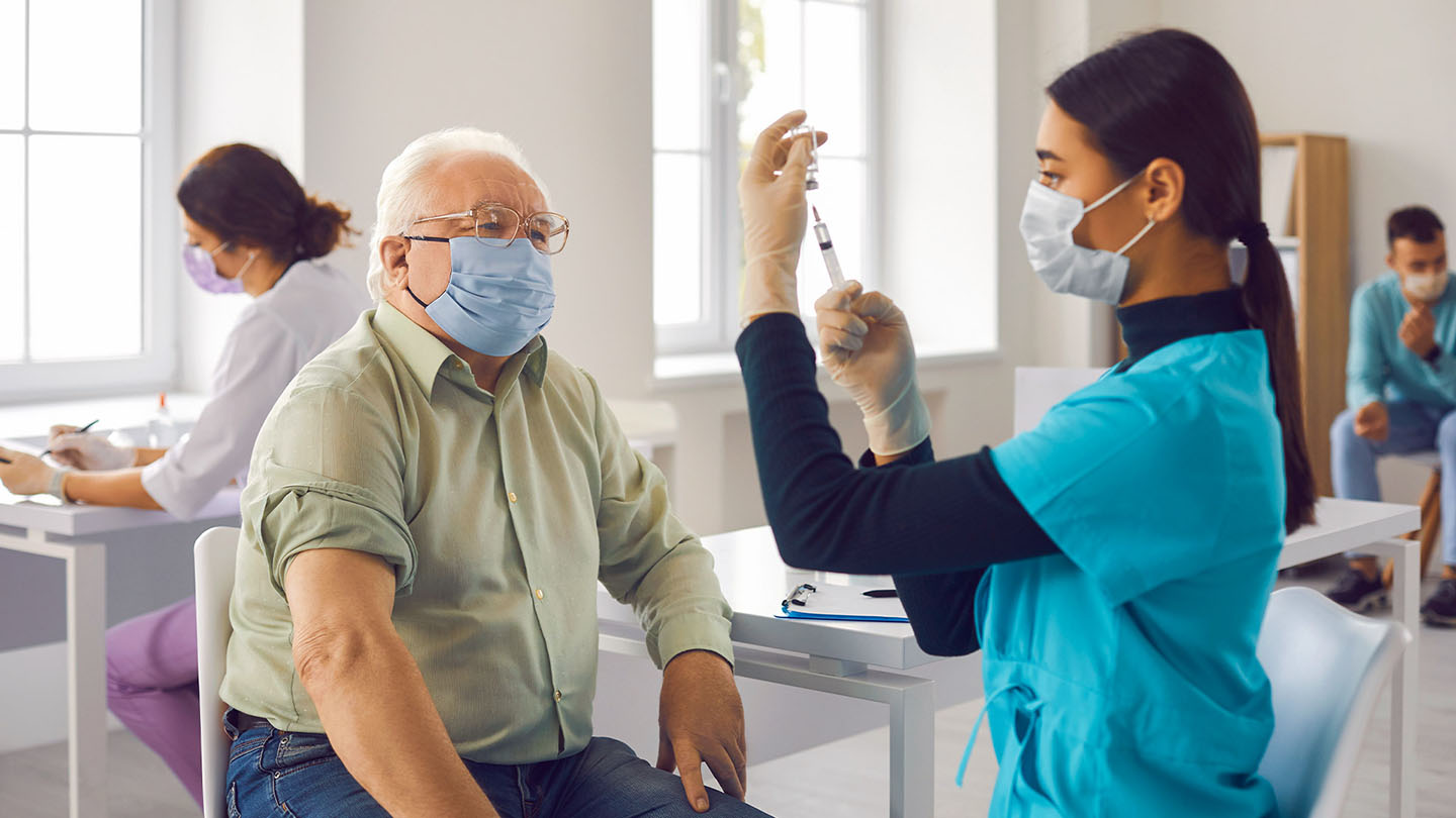 Vakcinacija starijeg gospodina, jačanje imunološkog sistema.
