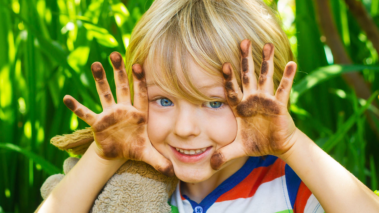 Dječak sa prljavim rukama.