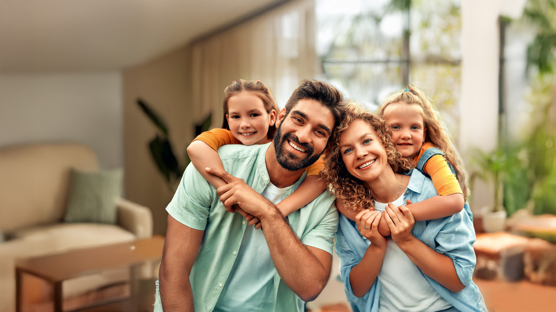 Porodica kod kuće u dnevnoj sobi