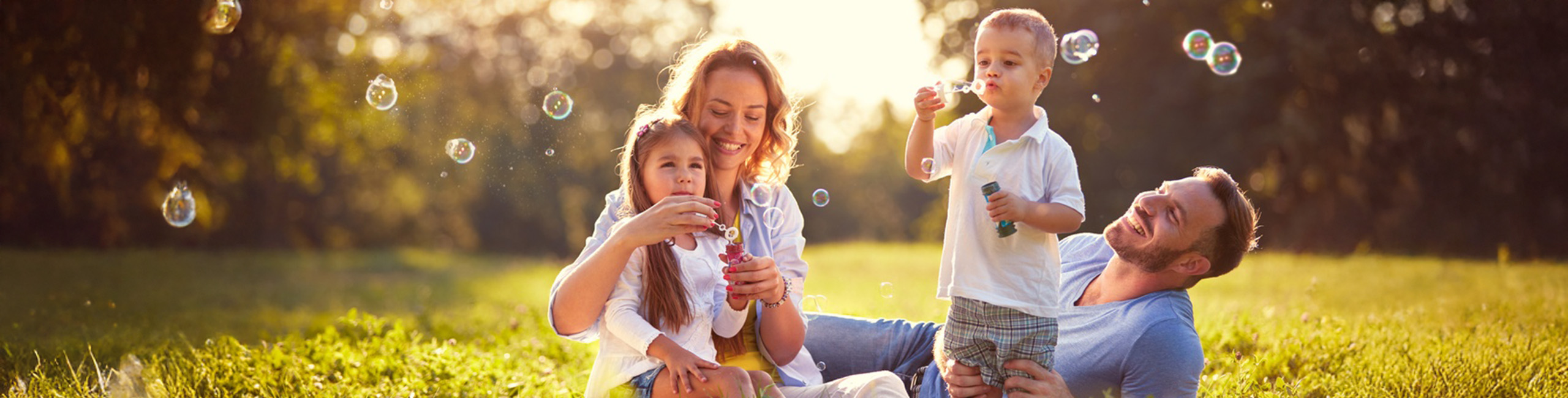 Bezbrižna, zdrava porodica se igra napolju.