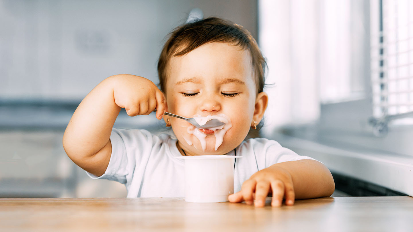 Beba je jogurt.