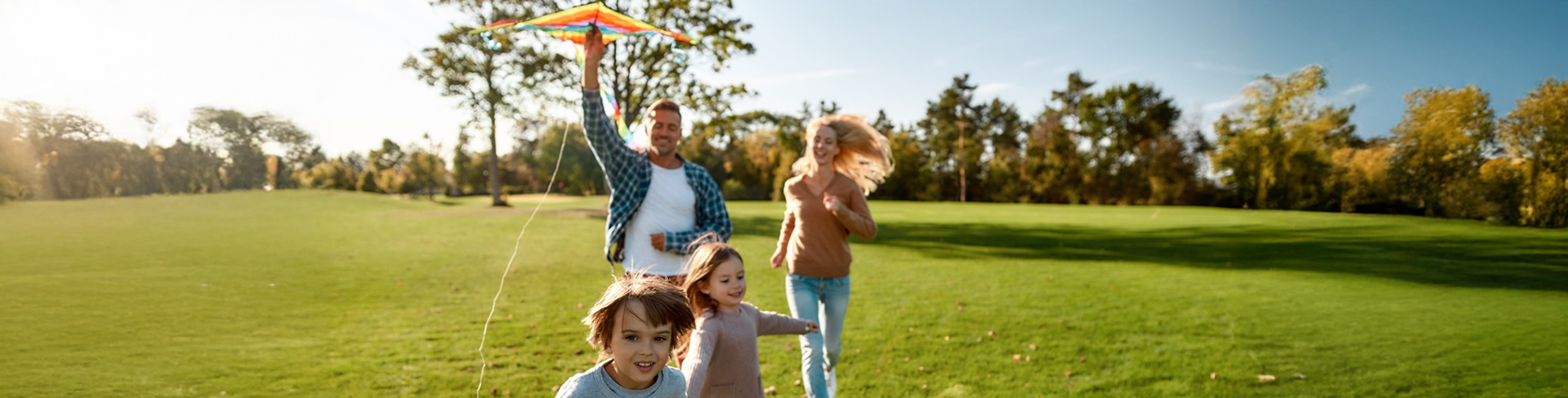 Porodica na otvorenom, uživa u odmoru.