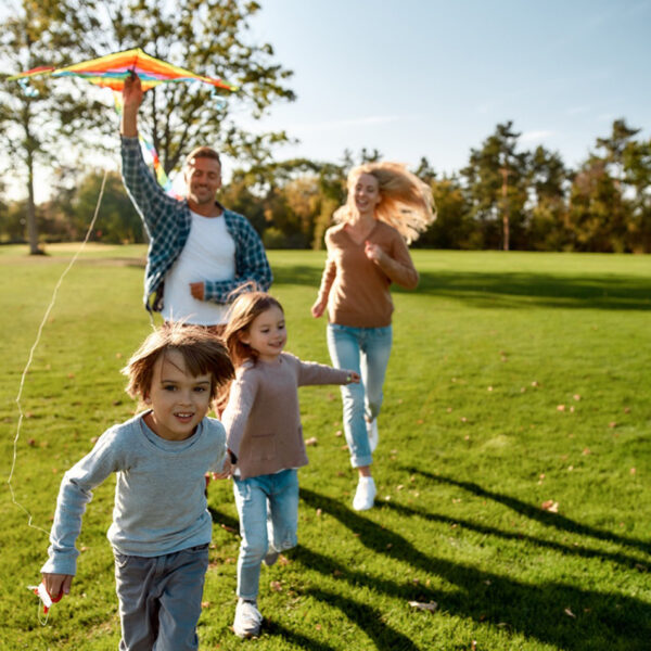 Porodica na otvorenom, uživa u odmoru.
