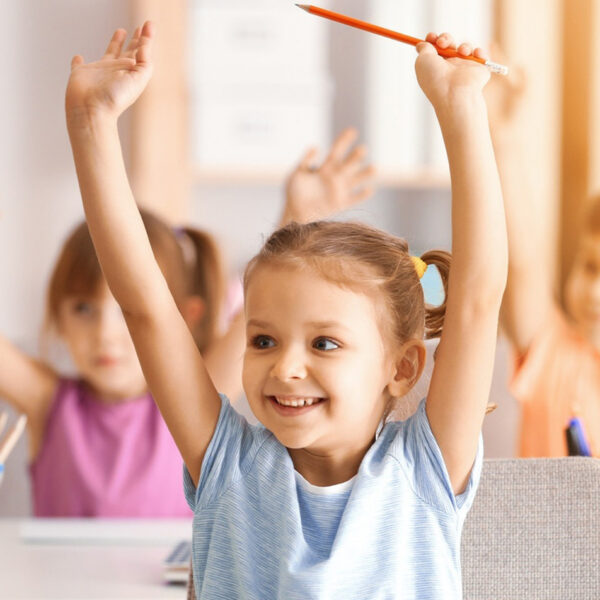 Sretna djeca u školi ili vrtiću.