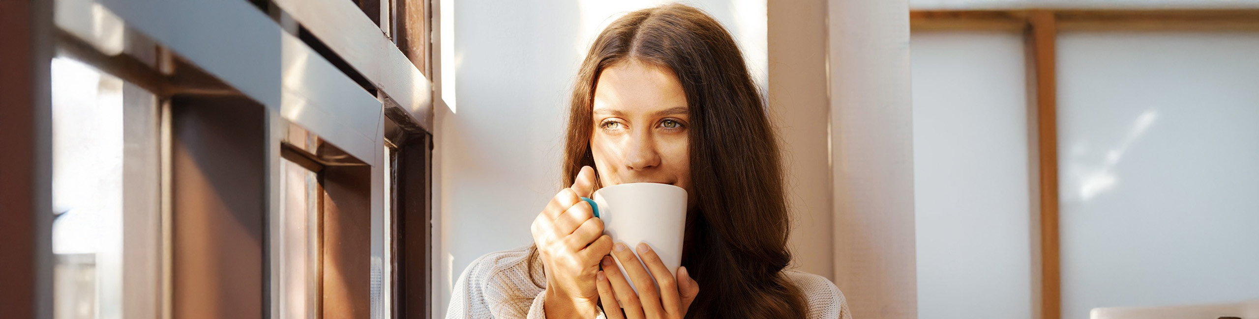 Žena pije hladan čaj.