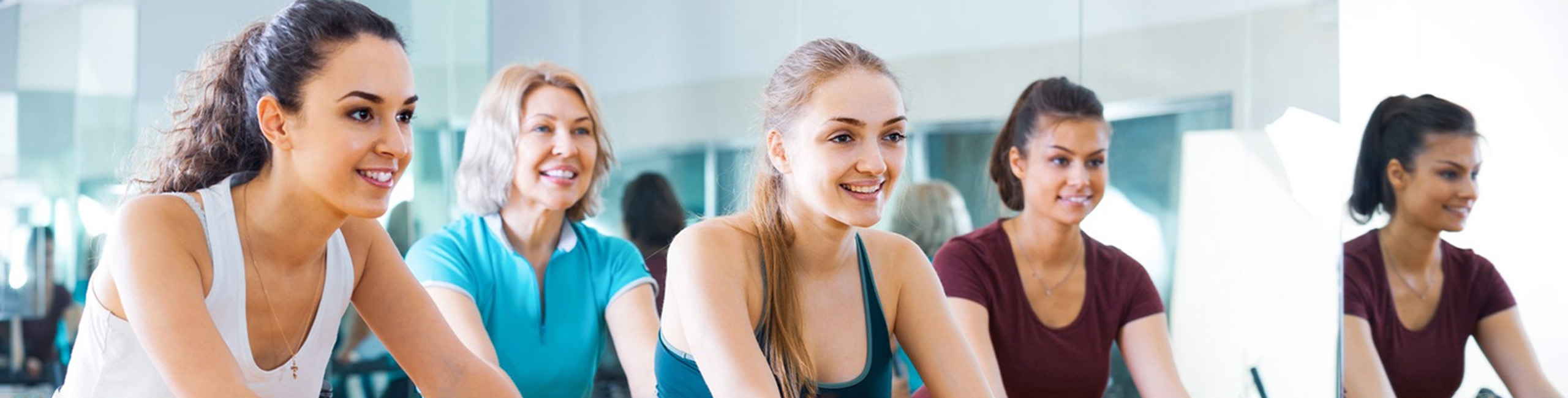 Mlade žene uživaju u grupnim vježbama.