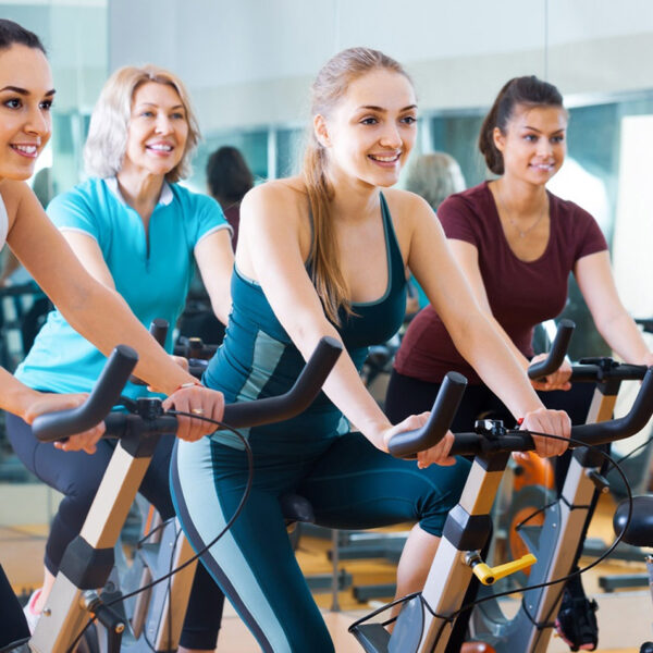 Mlade žene uživaju u grupnim vježbama.