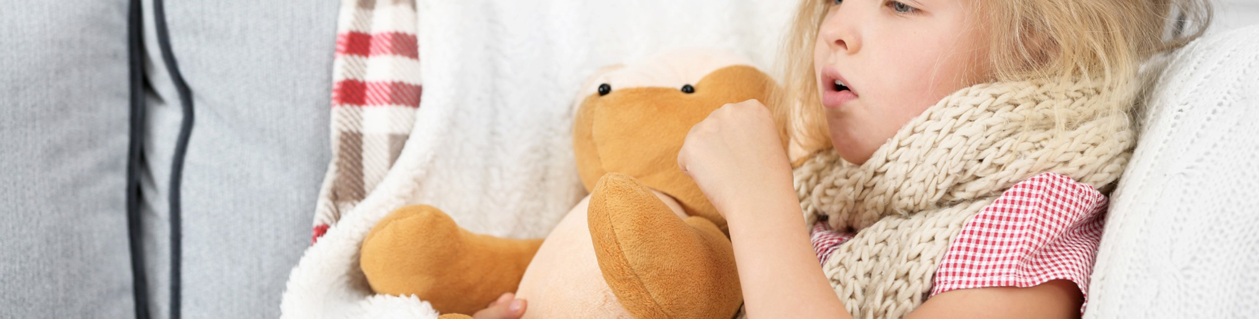 Bolesna djevojčica se čvrsto drži za plišanu igračku.