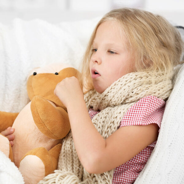 Bolesna djevojčica se čvrsto drži za plišanu igračku.