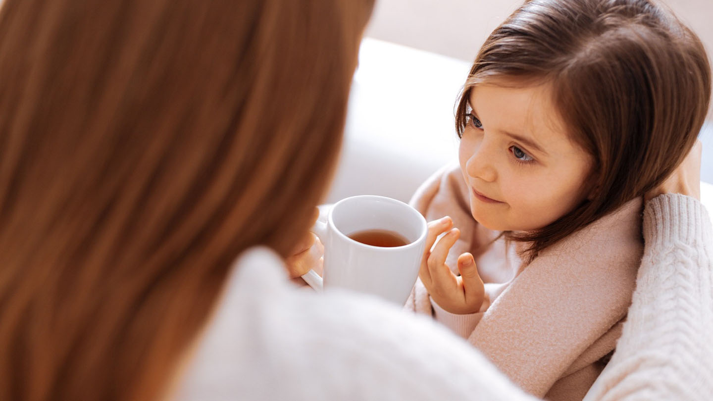 Bolesna učenica pije čaj.