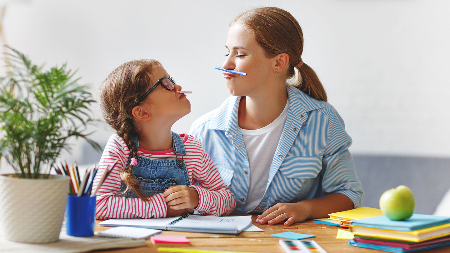 Sestre se igraju dok rade domaći zadatak.