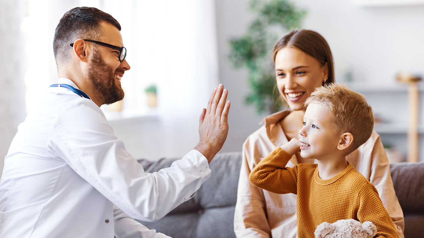 Dijete i majka na pregledu kod pedijatra.