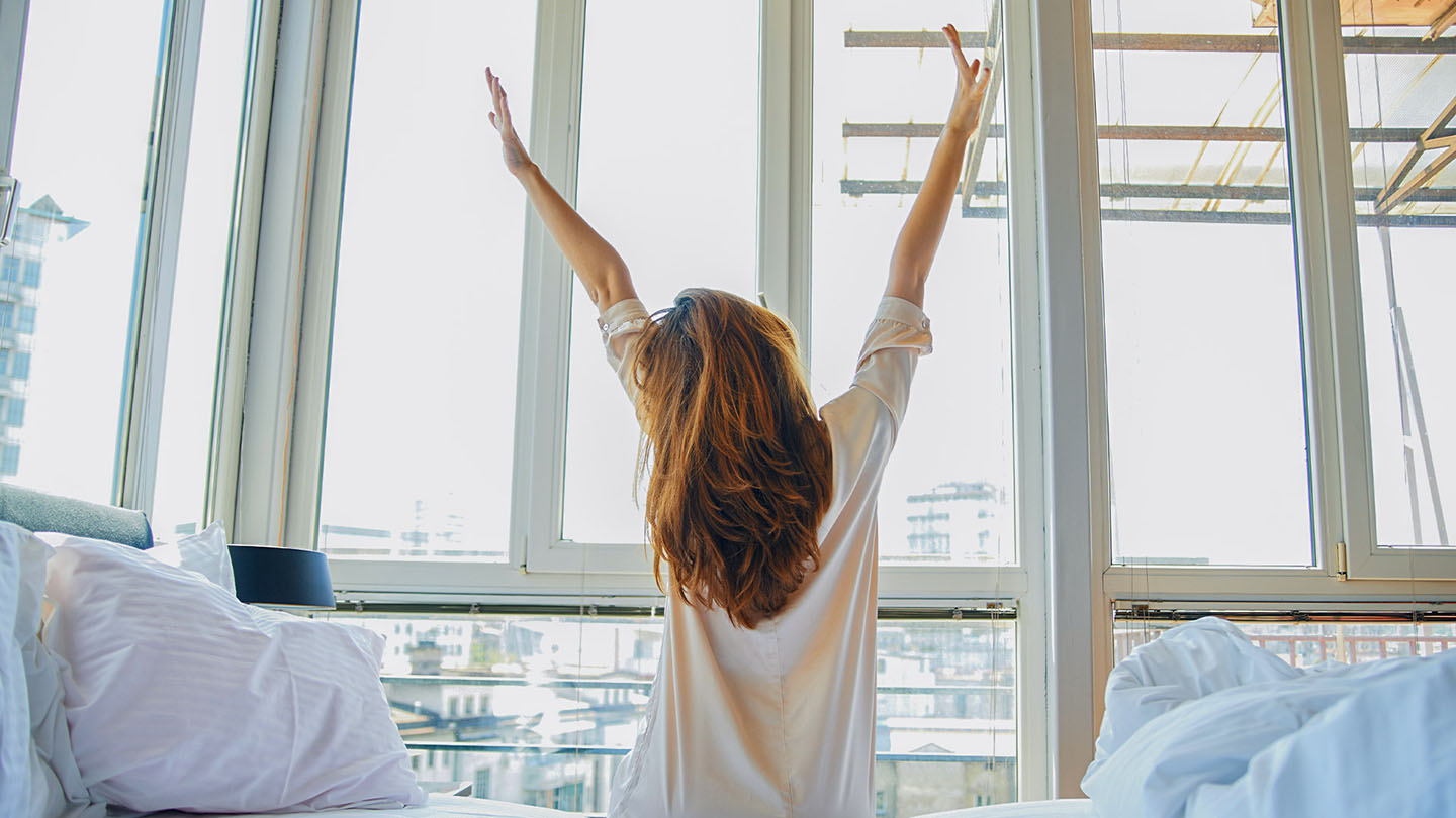 Buđenje pored prozora; odmor je ključan za oporavak od bolesti.