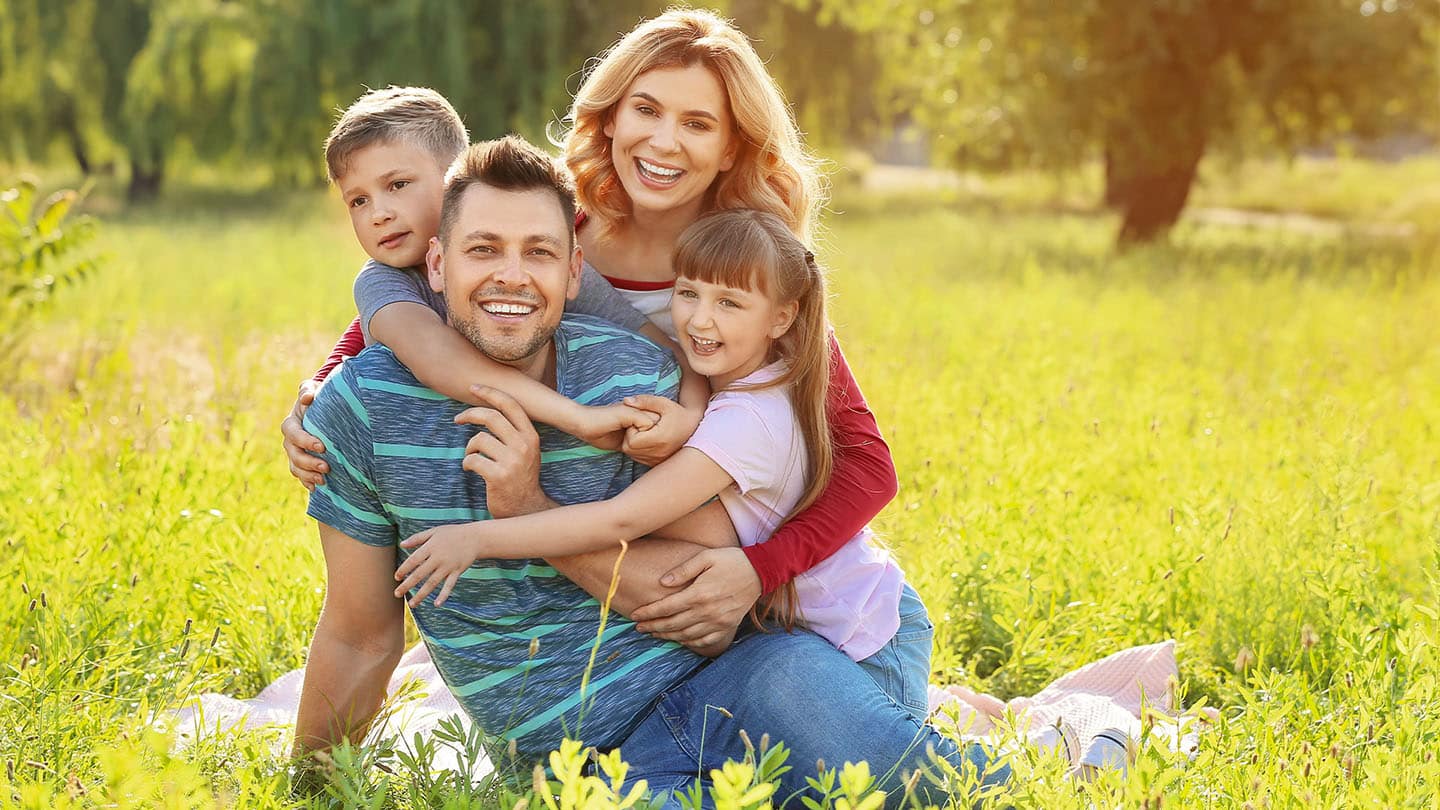 Sretna porodica na pikniku u prirodi.