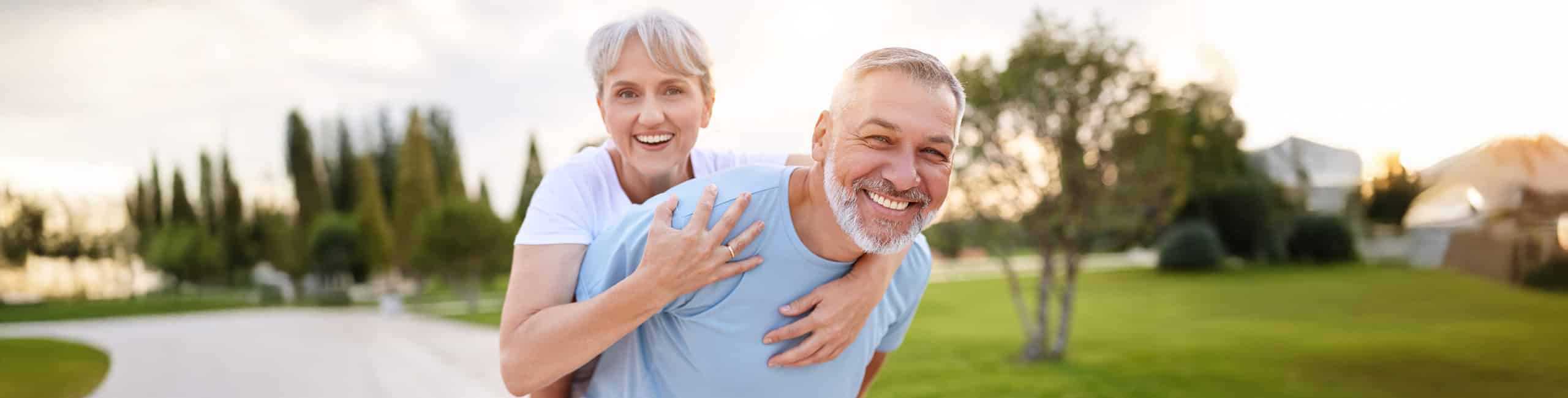 Zdrav stariji par uživa u prirodi.