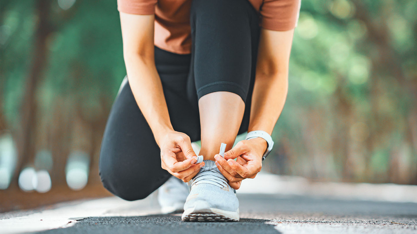 Vezivanje pertli prije trčanja.
