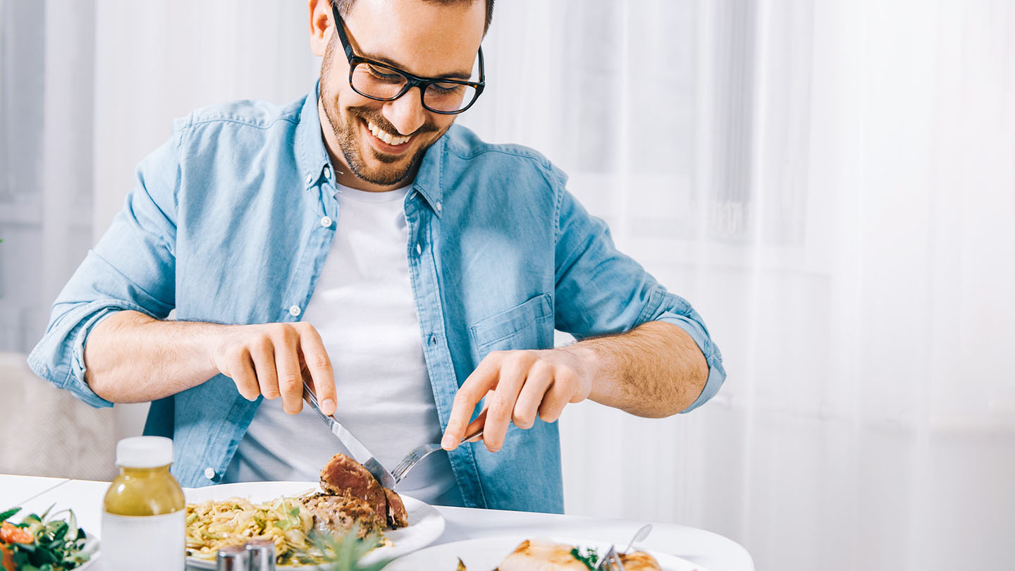 Čovjek s prehladom jede laganu hranu.