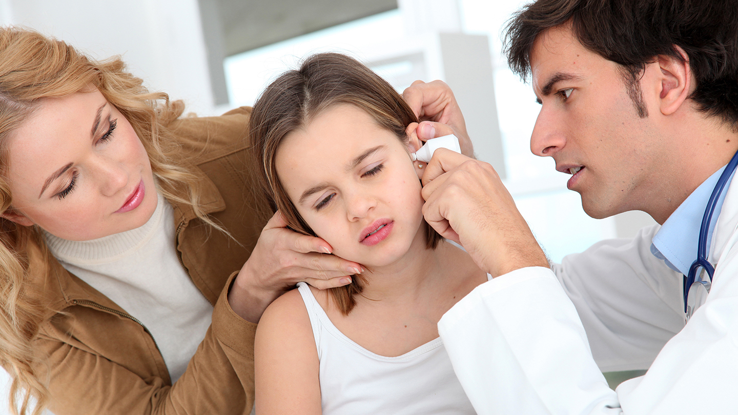 Doktor pregleda djevojčino uho, infekcija uha.